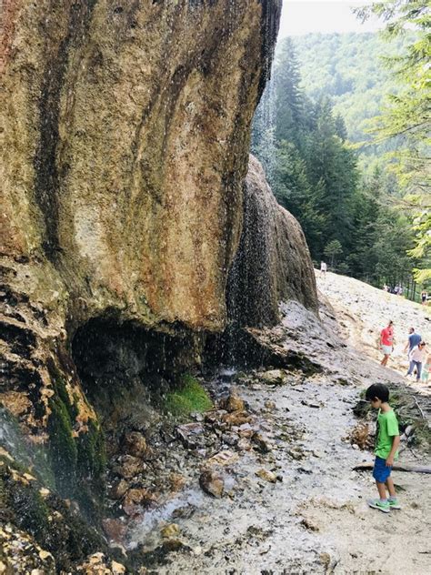 obiective turistice vama buzaului|Drumeție de weekend în Vama Buzăului: Cascada Urlătoarea și。